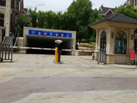 張家港伊頓花園別墅現(xiàn)場案例車牌識別加廣告道閘，人行通道閘（護(hù)外人臉識別加擺閘